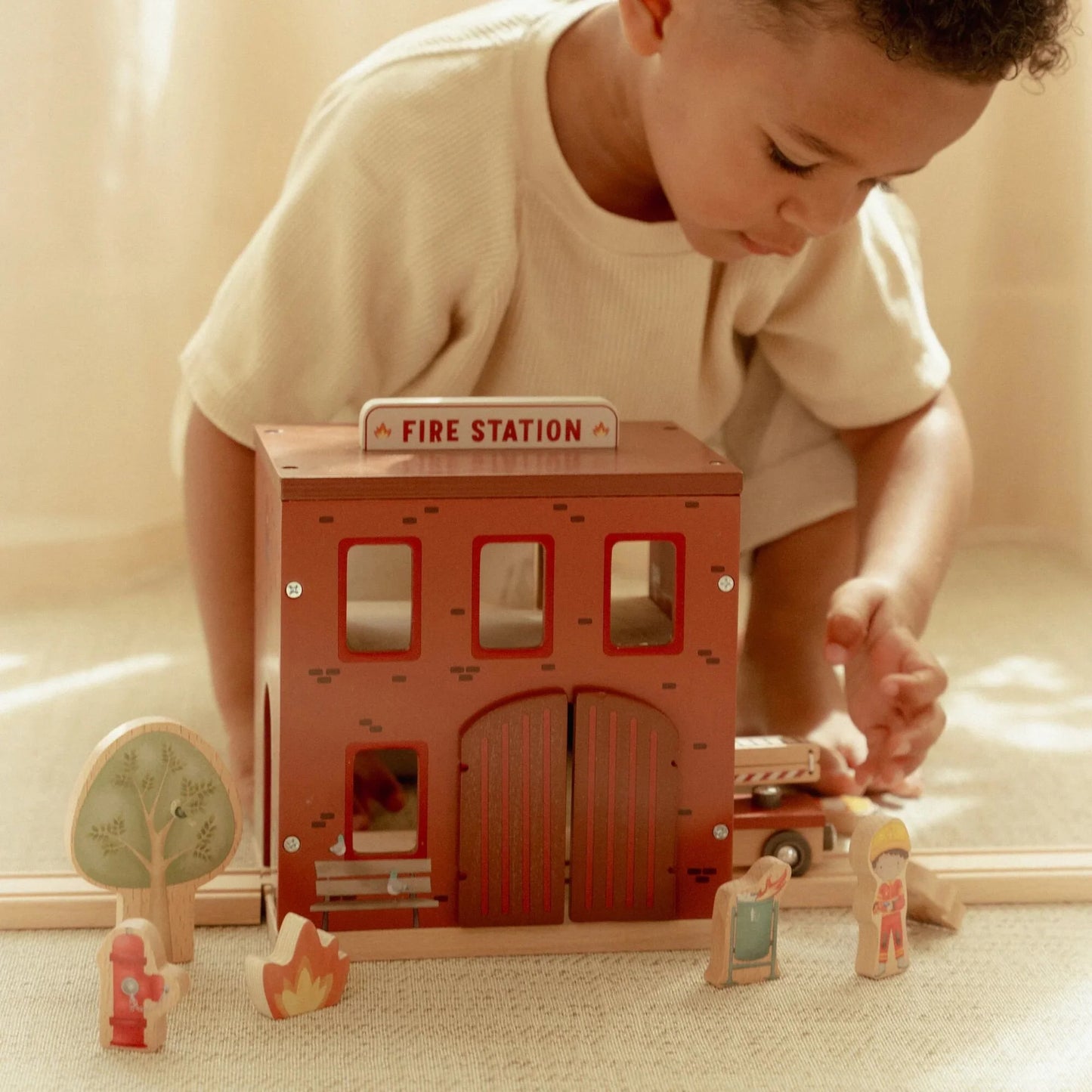 Caserne de pompiers en bois – Rouge – Essentials