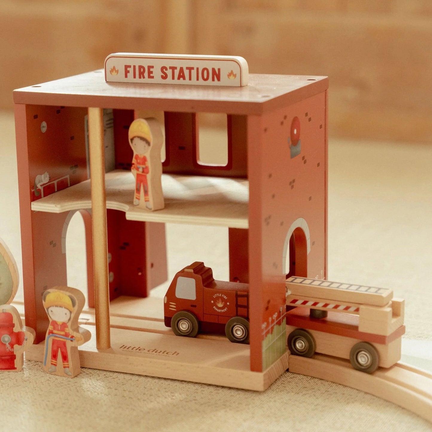 Caserne de pompiers en bois – Rouge – Essentials