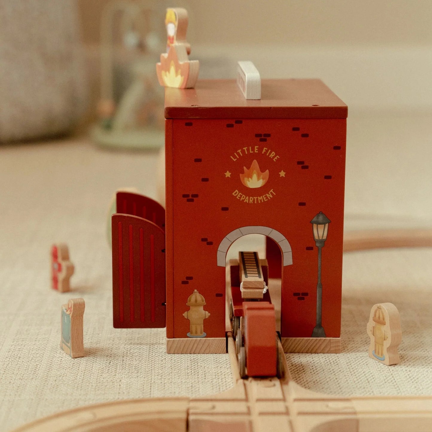 Caserne de pompiers en bois – Rouge – Essentials