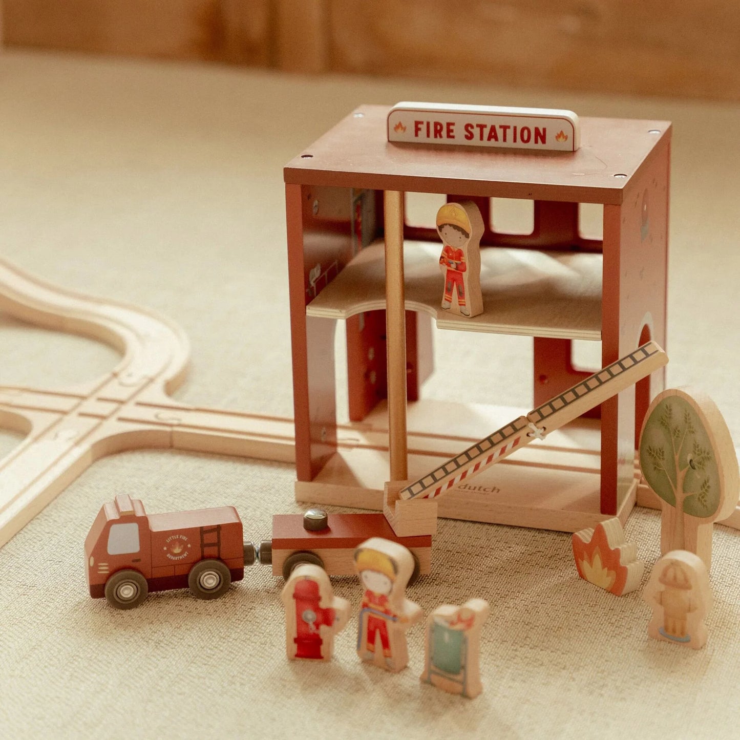 Caserne de pompiers en bois – Rouge – Essentials