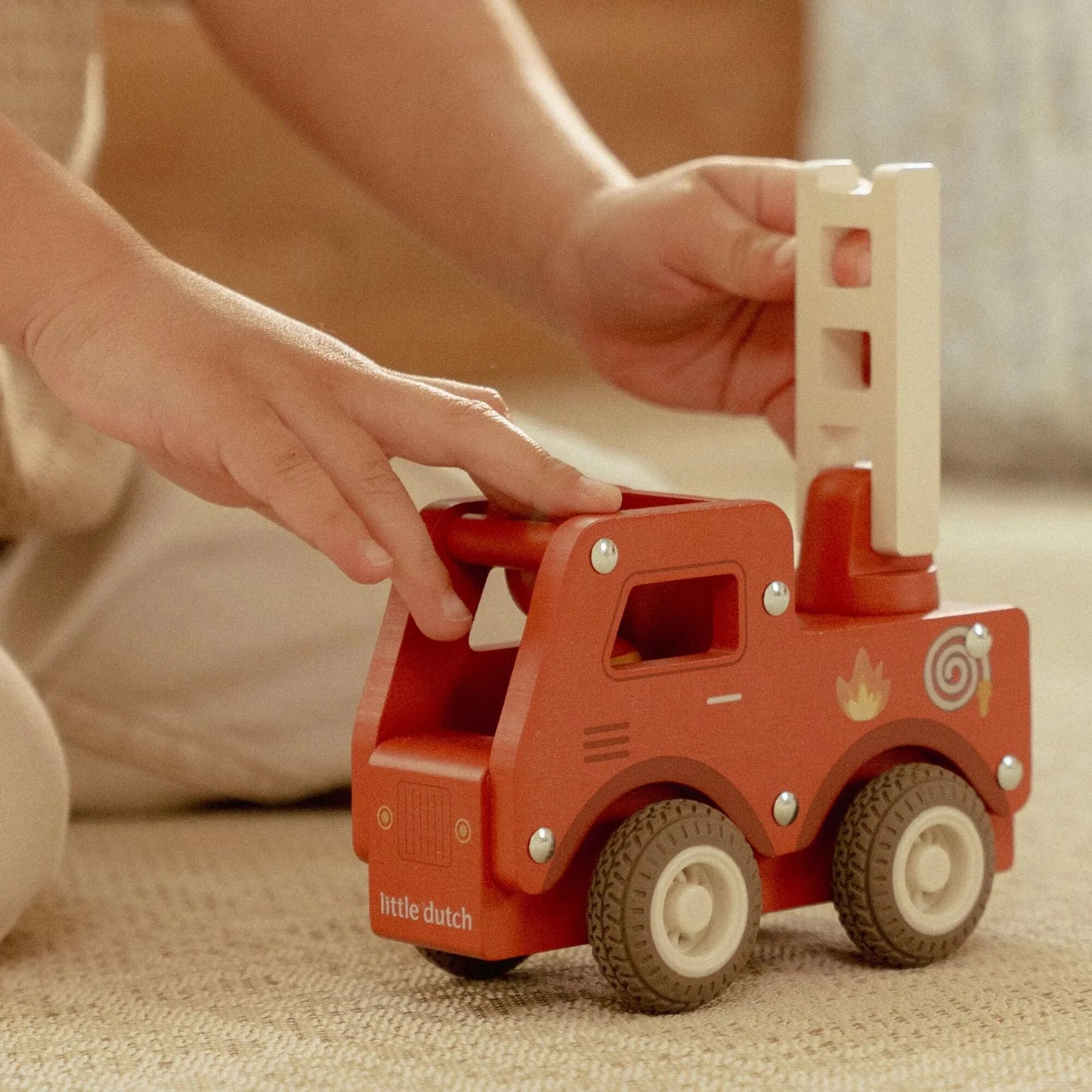 Camion de pompiers en bois – Rouge – Essentials
