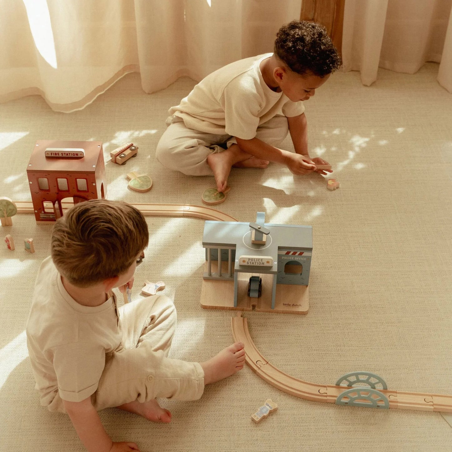 Caserne de pompiers en bois – Rouge – Essentials