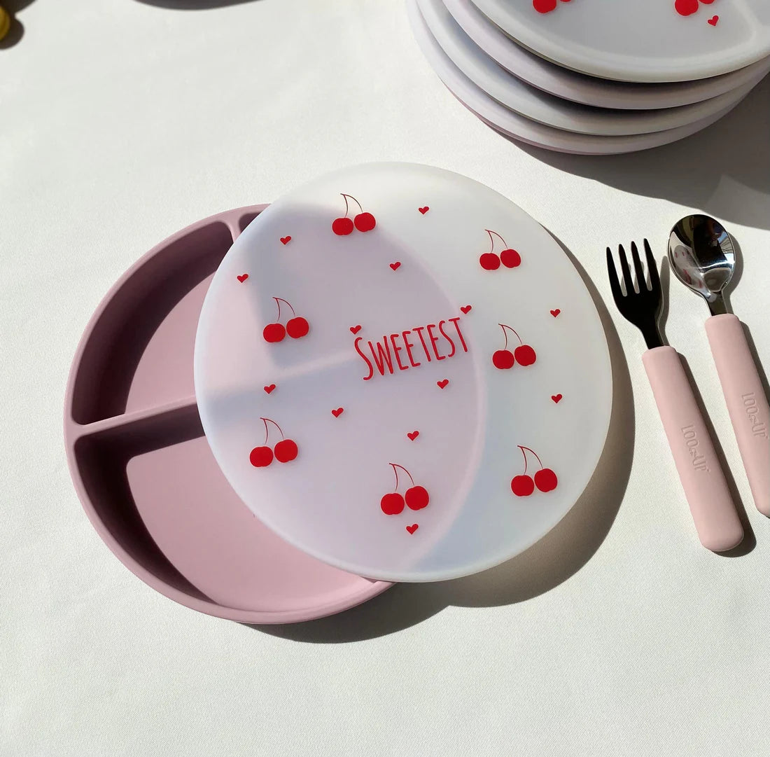 Assiette en silicone rose avec couvercle
